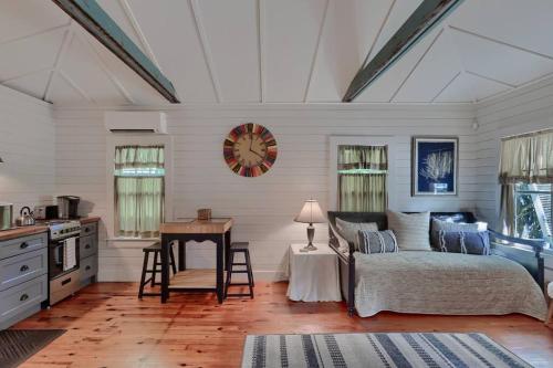 Petit Bijou guest home 1br 1bth with soaking pool in West Palm Beach, USA