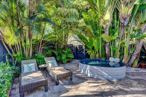 Petit Bijou guest home 1br 1bth with soaking pool in West Palm Beach, USA