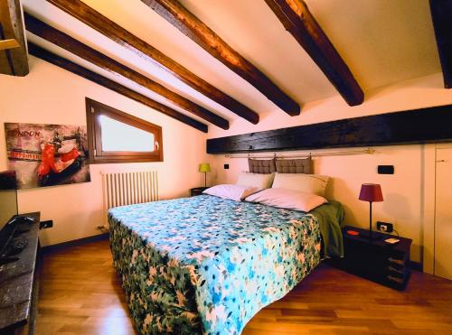 Double Room with Shared Bathroom image 9