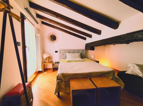 Double Room with Shared Bathroom image 8