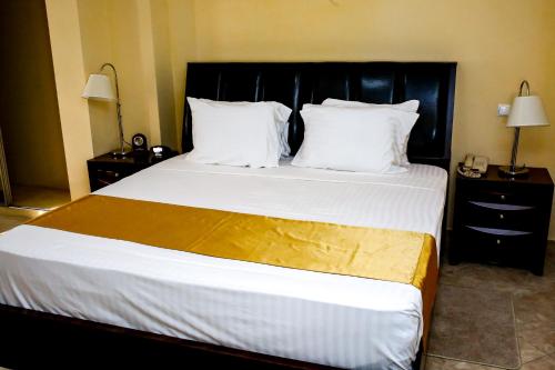 King Suite with Balcony image 1