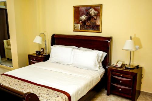 Twin Room image 6