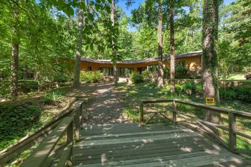 Shangri-La home in Mena, USA