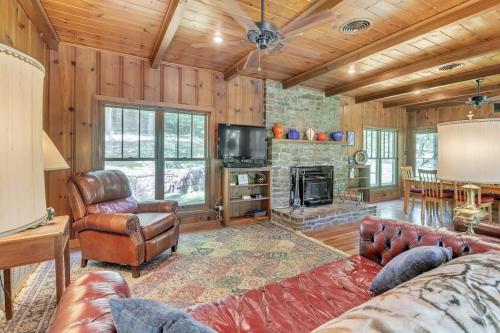 Shangri-La home in Mena, USA