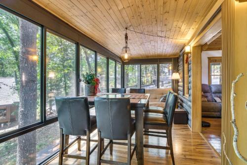 3 Mi to Table Rock Lake Cabin with Fire Pit! in Kimberling City, USA