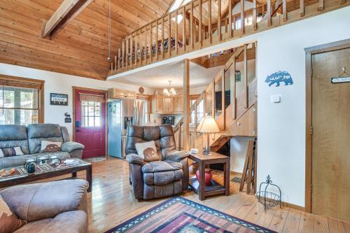 3 Mi to Table Rock Lake Cabin with Fire Pit! in Kimberling City, USA