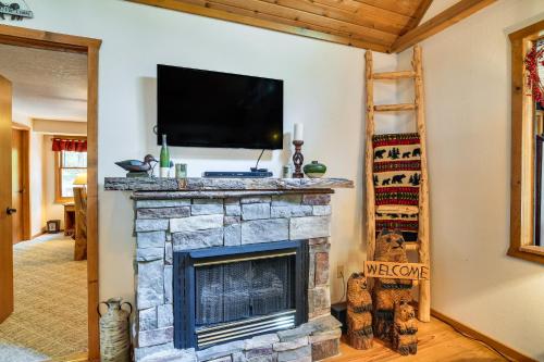 3 Mi to Table Rock Lake Cabin with Fire Pit! in Kimberling City, USA