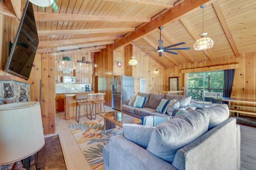 Peaceful Wooden Cabin, 2 Mi to Bass Lake!