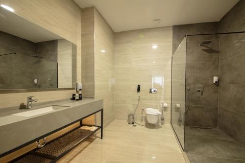 V Center Hotel Room Type - Double Room with Balcony (2 Adults + 1 Child)