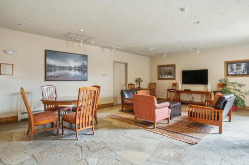 Cozy Ski-In Ski-Out Condo with Heated Pool in Keystone, USA