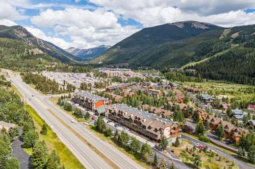 Cozy Ski-In Ski-Out Condo with Heated Pool in Keystone, USA