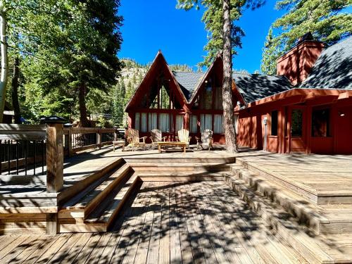 Snowy Paws at Alpine Meadows by Tahoe Getaways - Pet-Friendly with Amazing Views & Close to Slopes! in Alpine Meadows (CA)