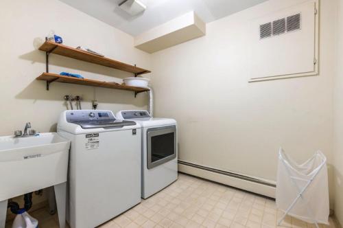 Stylish & Central Vancouver Retreat - Steps from Local Attractions! in Vancouver, Canada