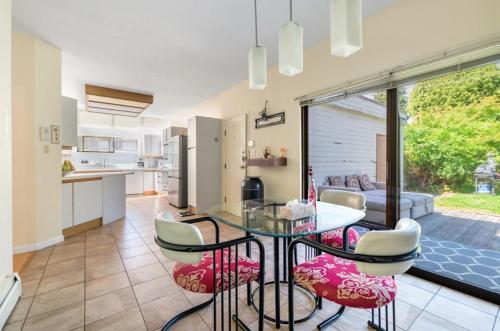 Stylish & Central Vancouver Retreat - Steps from Local Attractions! in Vancouver, Canada