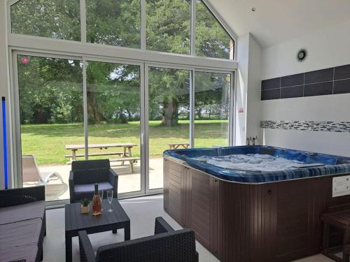 Karstais baseins, Gîte détente Domaine de Helles -Spa Privatif et Sauna (Gite detente Domaine de Helles -Spa Privatif et Sauna) in Poullaouen