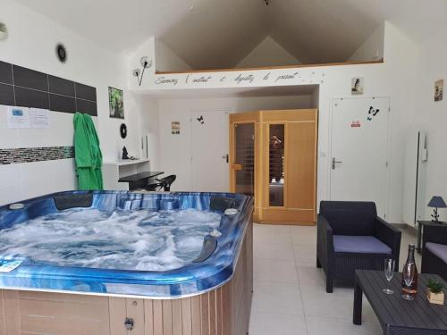 Karstais baseins, Gîte détente Domaine de Helles -Spa Privatif et Sauna (Gite detente Domaine de Helles -Spa Privatif et Sauna) in Poullaouen