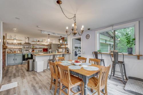 Quintessential New England Home with Patio and Grill! in 普特南