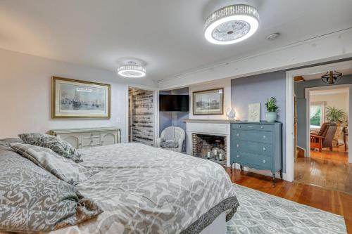 Quintessential New England Home with Patio and Grill! in Putnam