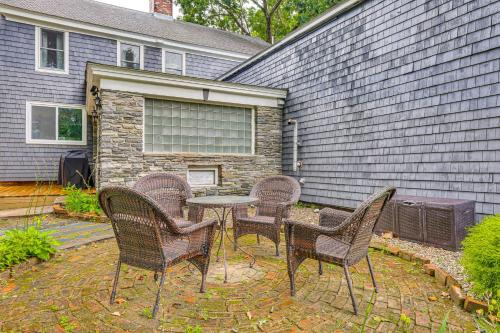 Quintessential New England Home with Patio and Grill! in 普特南