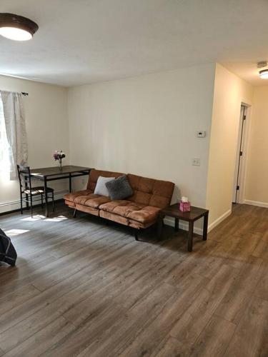 Adorable 1 bedroom with off-street parking thumb 3