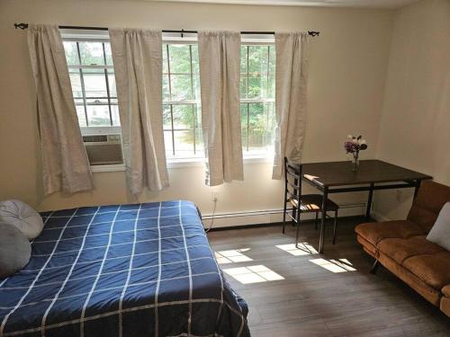 Adorable 1 bedroom with off-street parking thumb 4