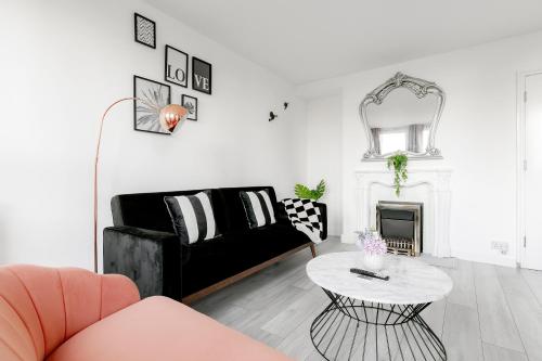 3BR Off A13 , Sleeps 6, 2mins to Langdon DLR,Free Parking, Londyn