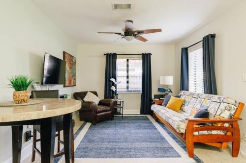 Two blocks from Beach - Walk to the water! in Pompano Beach, USA