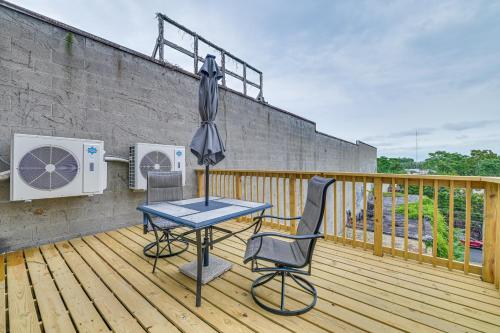 Apartment with Deck in Albany, Walk to Downtown! in Albany, USA