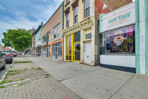 Apartment with Deck in Albany, Walk to Downtown! in Albany, USA