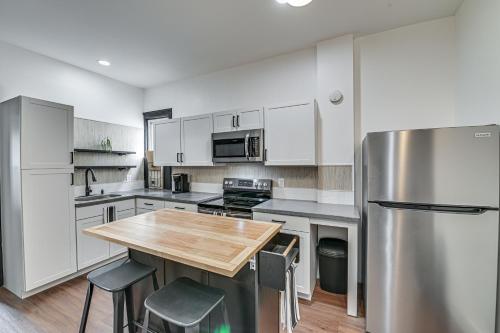 Apartment with Deck in Albany, Walk to Downtown! in Albany, USA