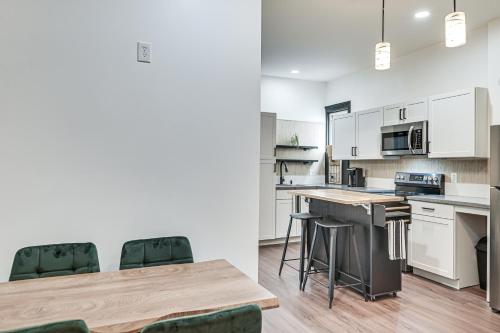 Apartment with Deck in Albany, Walk to Downtown! in Albany, USA