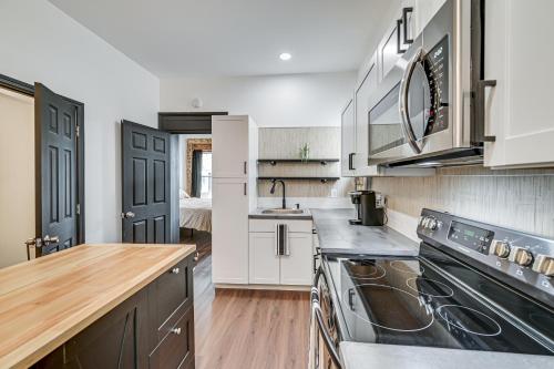 Apartment with Deck in Albany, Walk to Downtown! in Albany, USA