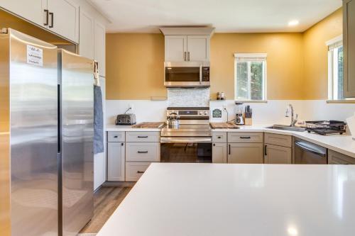 Cozy Santa Clarita Cottage Near Parks and Trails! in Santa Clarita, USA