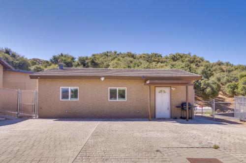 Cozy Santa Clarita Cottage Near Parks and Trails! in Santa Clarita, USA