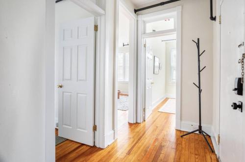 Fun & Funky 2BR in Downtown Princeton in Princeton Városközpont