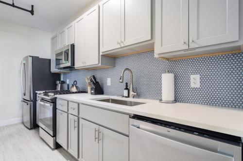 Konyha, Fun & Funky 2BR in Downtown Princeton in Princeton Városközpont