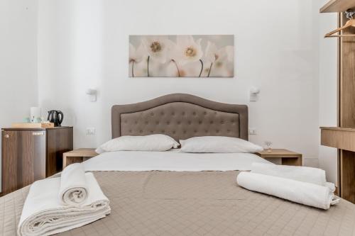 Small Double Room image 8