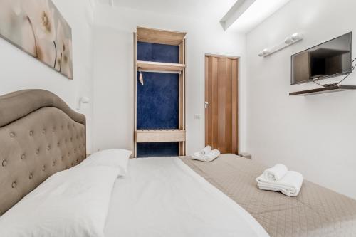 Small Double Room image 7