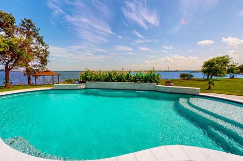 The Baytown Getaway - Guest House