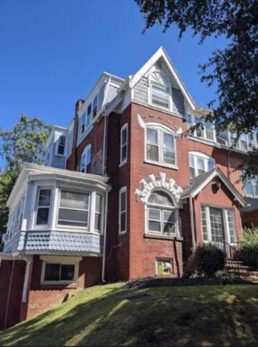 Gilpin Grand - Renovated space in Trolley Square apts thumb 3