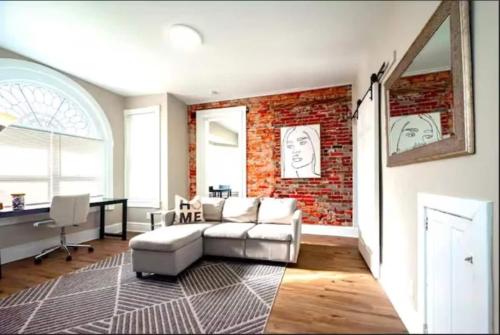 Gilpin Grand - Renovated space in Trolley Square apts detail