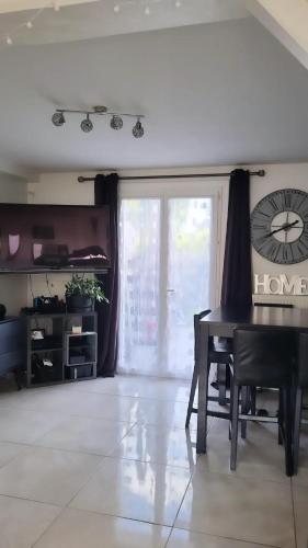 Cosy & Style blue forest room proche CDG AirPort in Tremblay-en-France