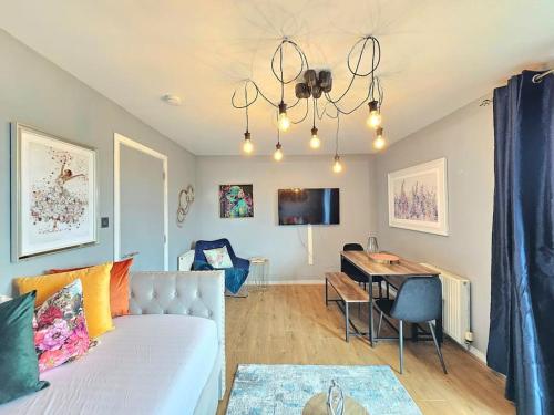 4 Separate Beds Sleeps 6 Beautiful 2 bed Apt - image 3