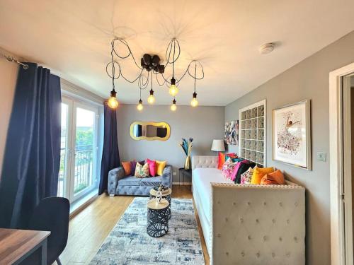 4 Separate Beds Sleeps 6 Beautiful 2 bed Apt - image 4