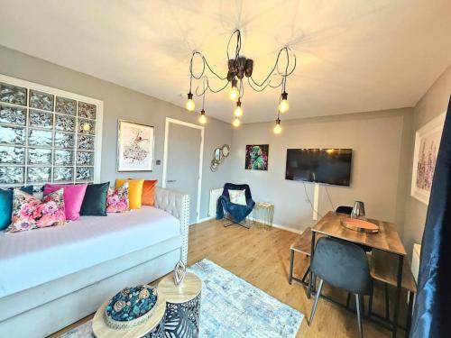 4 Separate Beds Sleeps 6 Beautiful 2 bed Apt - main image