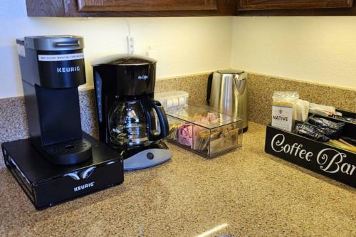 Cliff Views - Hot Tub - SUPs - Boat Parking - Sleeps 16, Page (Foto 8)