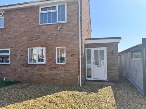 3 Bed House - Sleeps 6 - Pets - Garden - Parking