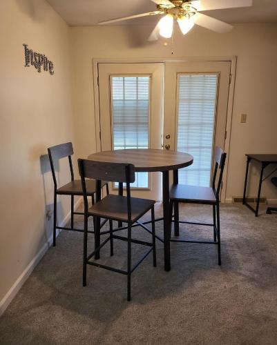 private one bedroom and walk in bathroom unit, 2 min from OSU, free parking, wi-fi, AC, washer and dryer, ExpoCenter, Riverside Methodist Hospital in Columbus, USA