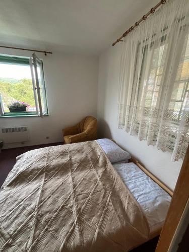 1 double bed, 1 twin bed