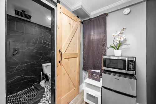 Charming Urban Studio Near Rice University & Museum District near มีนิล คอลเลคชั่น